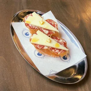 Pintxo de Salchichón y Queso Manchego