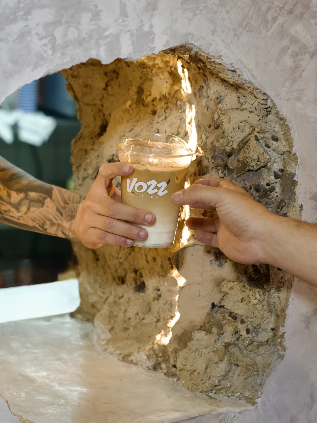 Persona disfrutando de un café de Vozz Coffee