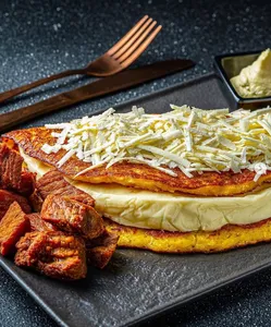 Cachapa con cochino frito