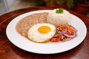 Frejoles con Huevo frito y Salsa