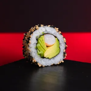 California Ebi Roll Golden envuelto en sésamo negro, relleno de camarón cocido y palta. Sakai Sushi Providencia.