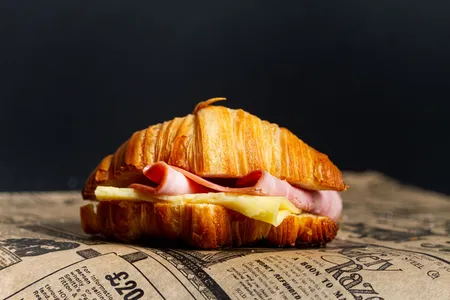 Croissant de jamón y queso