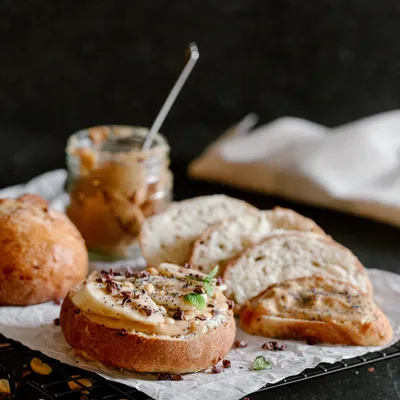 Pan de canela con mantequilla de maní y platano Pan de canela con mantequilla de maní y platano
