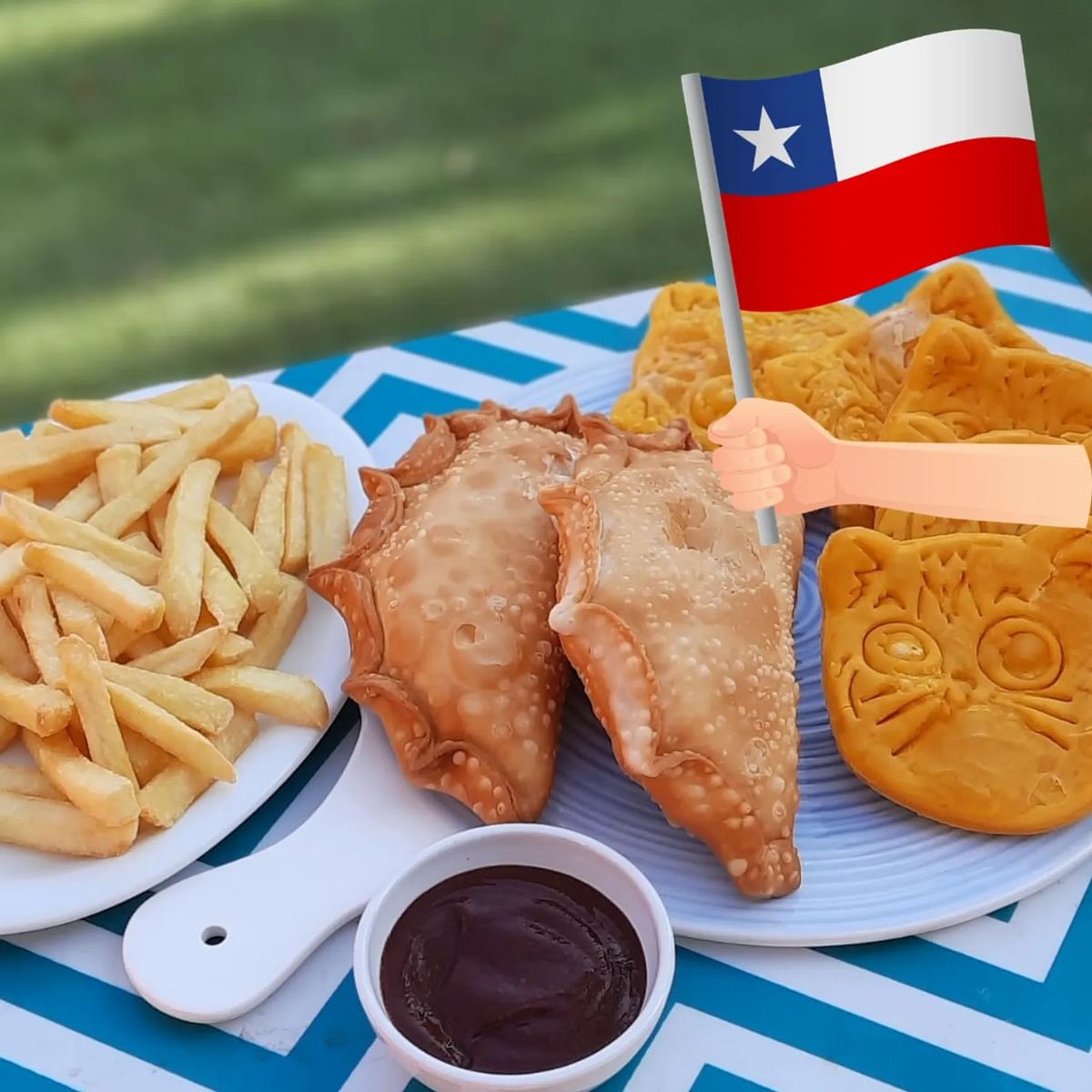 Tabla gatuna C-H-I...MIAU!: 5 Sopaipicats + 2 empanadas de queso XL + 1 porción para 2 de papas fritas Tabla gatuna C-H-I...MIAU!: 5 Sopaipicats + 2 empanadas de queso XL + 1 porción para 2 de papas fritas