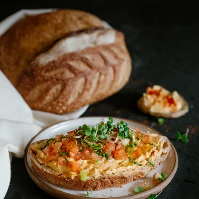 Pan de Campo con Hummus y pebre Pan de Campo con Hummus y pebre