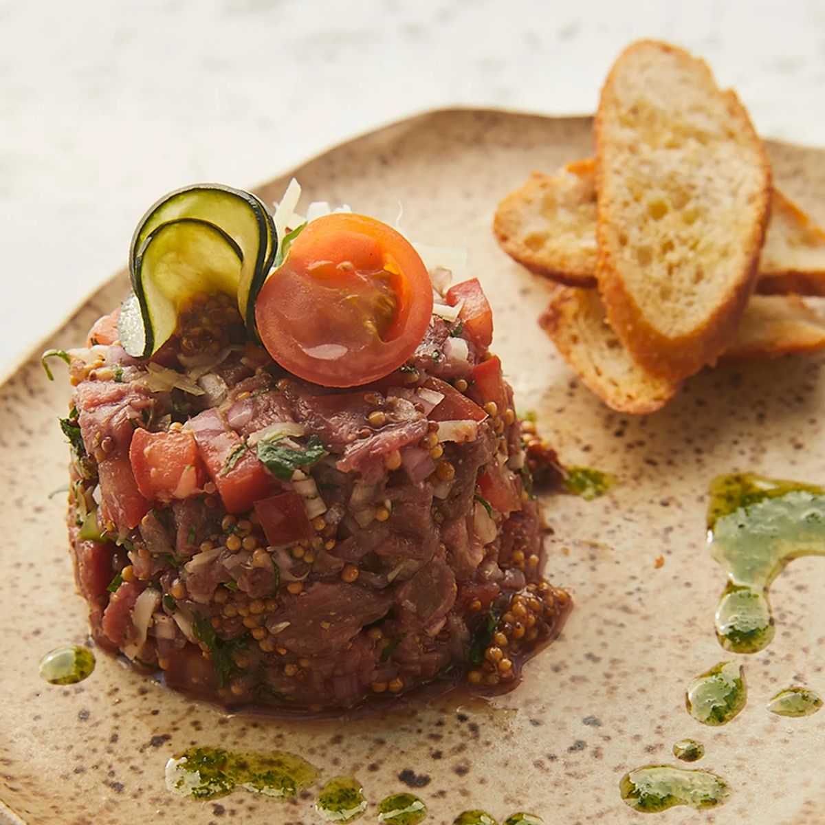 Tártaro de res a la mostaza con parmesano. Tártaro de res a la mostaza con parmesano.