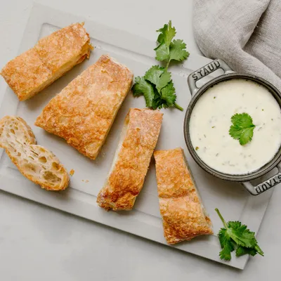Dip de cuatro quesos y ciabatta blanco Dip de cuatro quesos y ciabatta blanco