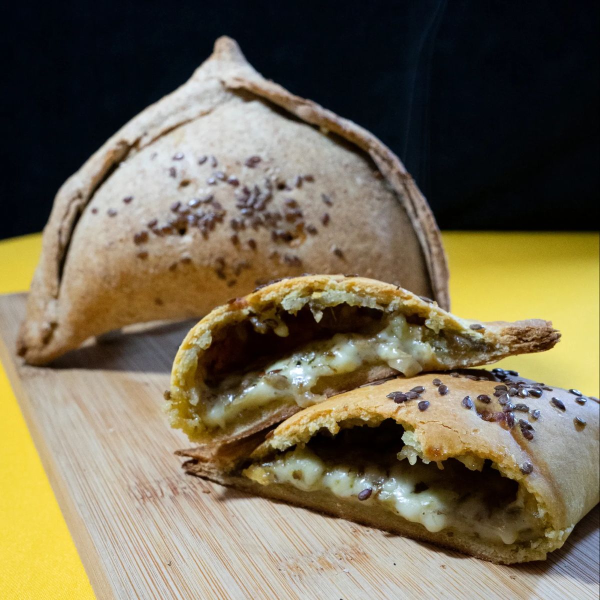 Empanada integral de cebolla caramelizada Empanada integral de cebolla caramelizada