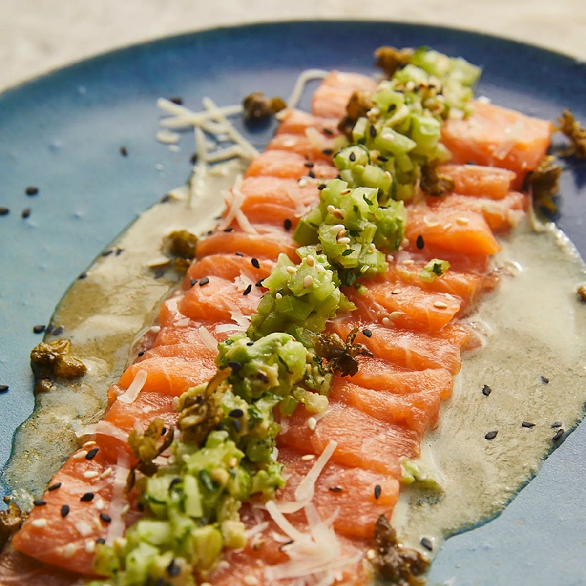 Tiradito de salmón con leche de tigre y criolla de apio palta Tiradito de salmón con leche de tigre y criolla de apio palta