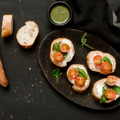 Baguette, queso crema, tomates cherry y pesto Baguette, queso crema, tomates cherry y pesto
